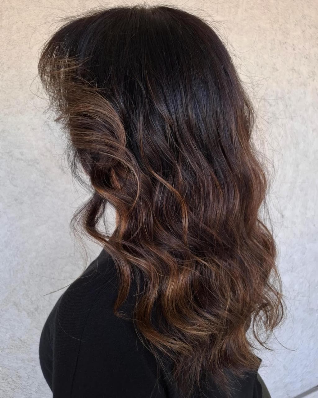 Piega su capelli castani con riflessi caldi