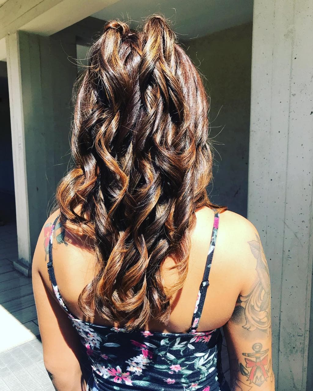 Semi raccolto elegante per evento o cerimonia