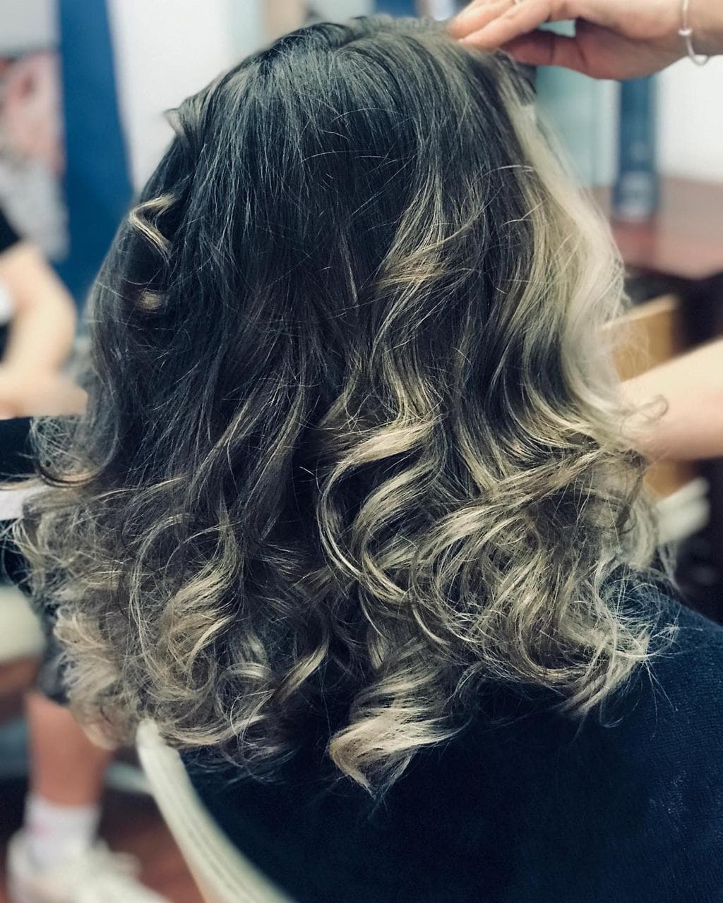 Capelli con riflessi freddi e schiariture delicate