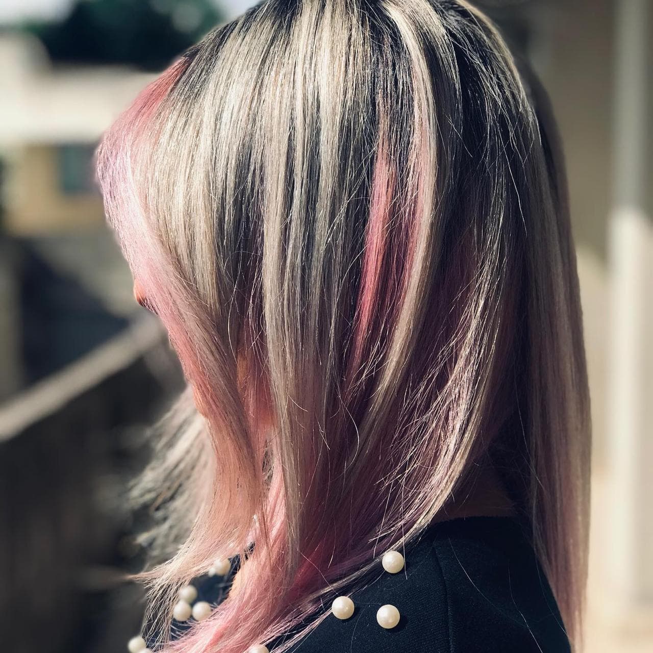 Capelli lisci con schiariture bionde e riflessi rosa